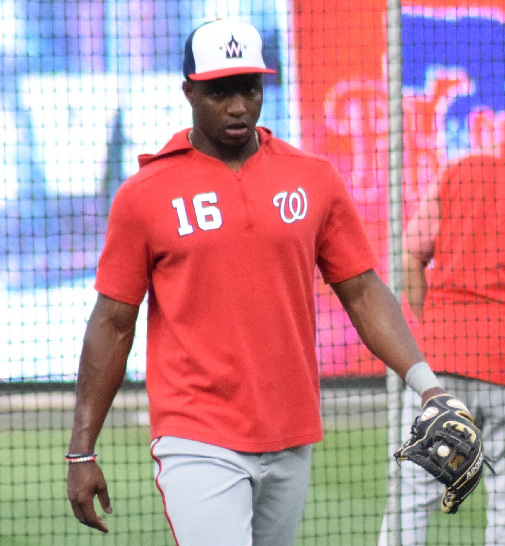 How tall is Victor Robles?